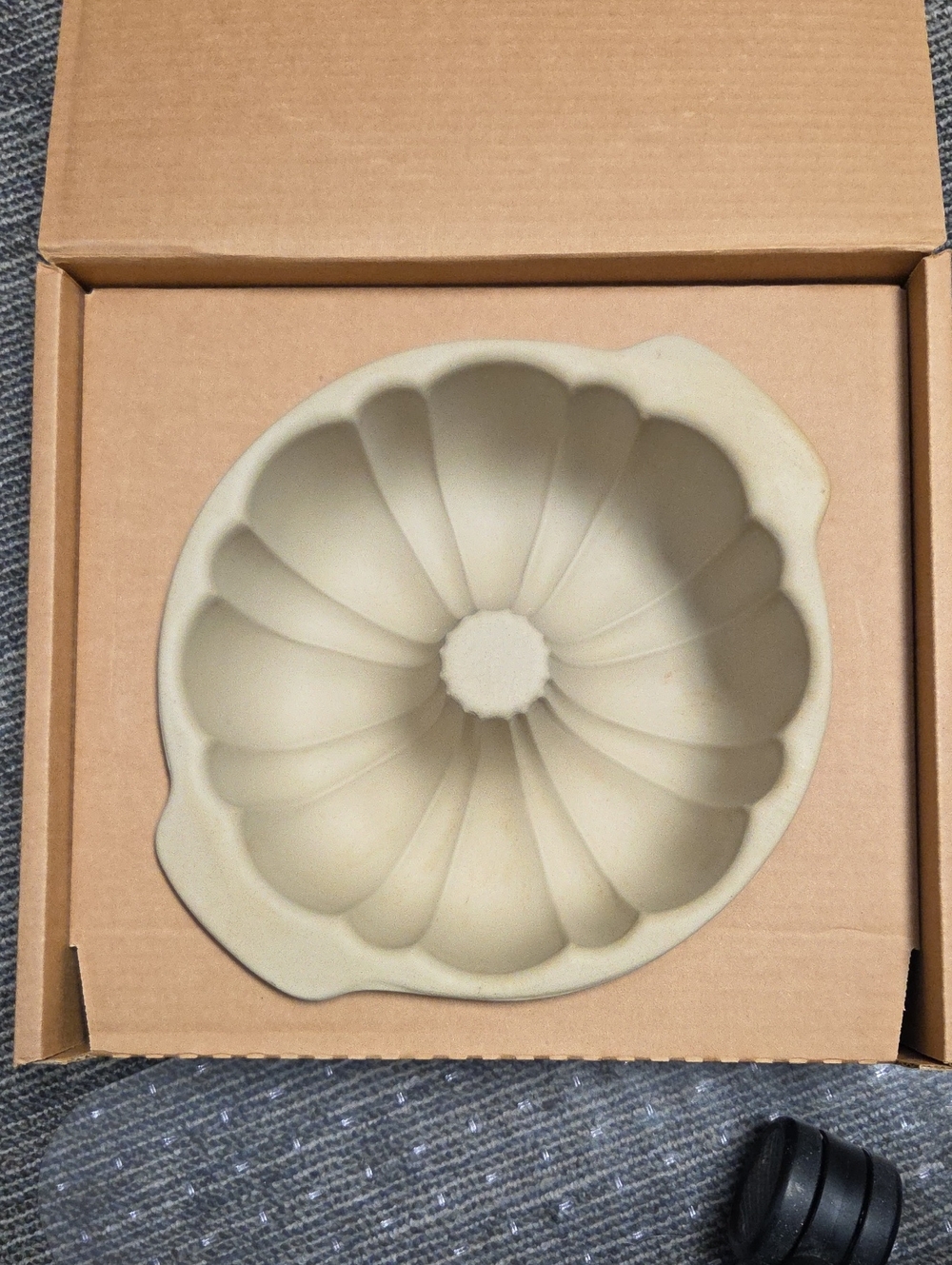 Pampered Chef Brown Stoneware Fluted Pan Box Art - Picture 3 of 3